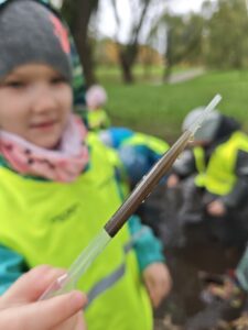 Dziewczynka z próbką wody z kałuży