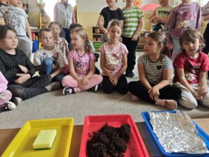 Grupa dzieci podczas eksperymentu "wchłanianie się wody"