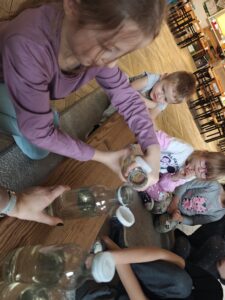 Dziewczynka przelewająca wodę