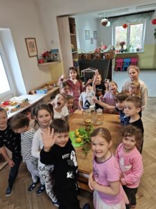 Grupa dzieci w sali przedszkolnej przed przygotowaniem lemoniady