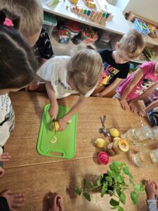 Dziewczynka krojąca cytrynę