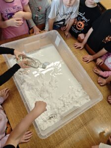 Dzieci podczas przygotowania cieczy nienewtonowskiej