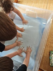 Dzieci podczas zabawy cieczą