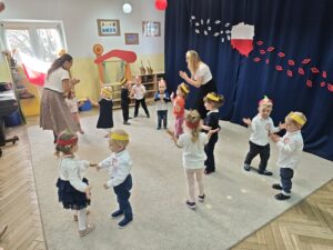 Dzieci podczas uroczystości "Narodowe Święto Niepodległości"