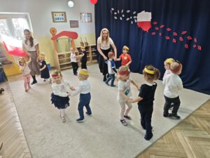 Dzieci podczas uroczystości "Narodowe Święto Niepodległości"