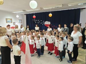 Dzieci i nauczycielki podczas uroczystego odśpiewania hymnu
