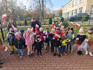 Przedszkolaki podczas akcji "Szkoła do hymnu"