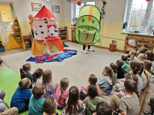 Grupa dzieci oglądająca przedstawienie "Rycerskie potyczki na grzeczne słowa"