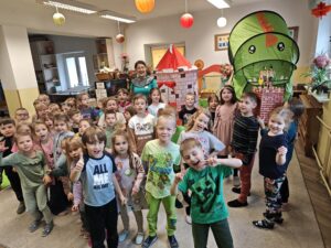 Grypa dzieci z przedstawicielkami olsztyńskiego Teatru Lalek