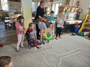 Grupa dzieci podczas warsztatów teatralnych 