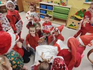 Grupa dzieci zgromadzona wokół worka z prezentami