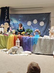 Pani Danuta Podhorodecka podczas przedstawienia "Dwie Dorotki"