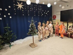 Grupa dzieci podczas występu świątecznego