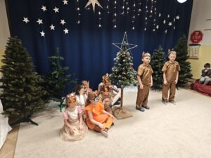 Grupa dzieci podczas występu świątecznego