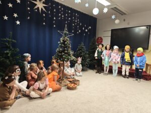 Grupa dzieci podczas występu świątecznego