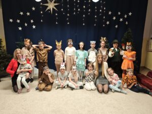 Grupa dzieci wraz z nauczycielkami po występie świątecznym