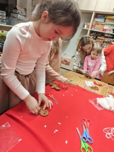 Dzieci wraz z rodzicami podczas warsztatów świątecznych