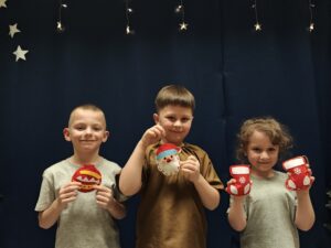 Dzieci z gotowymi przytulankami