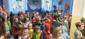 Przebrane dzieci tańczące na balu