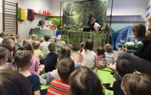 dzieci oglądają spektakl