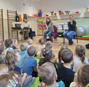 dzieci słuchają koncertu